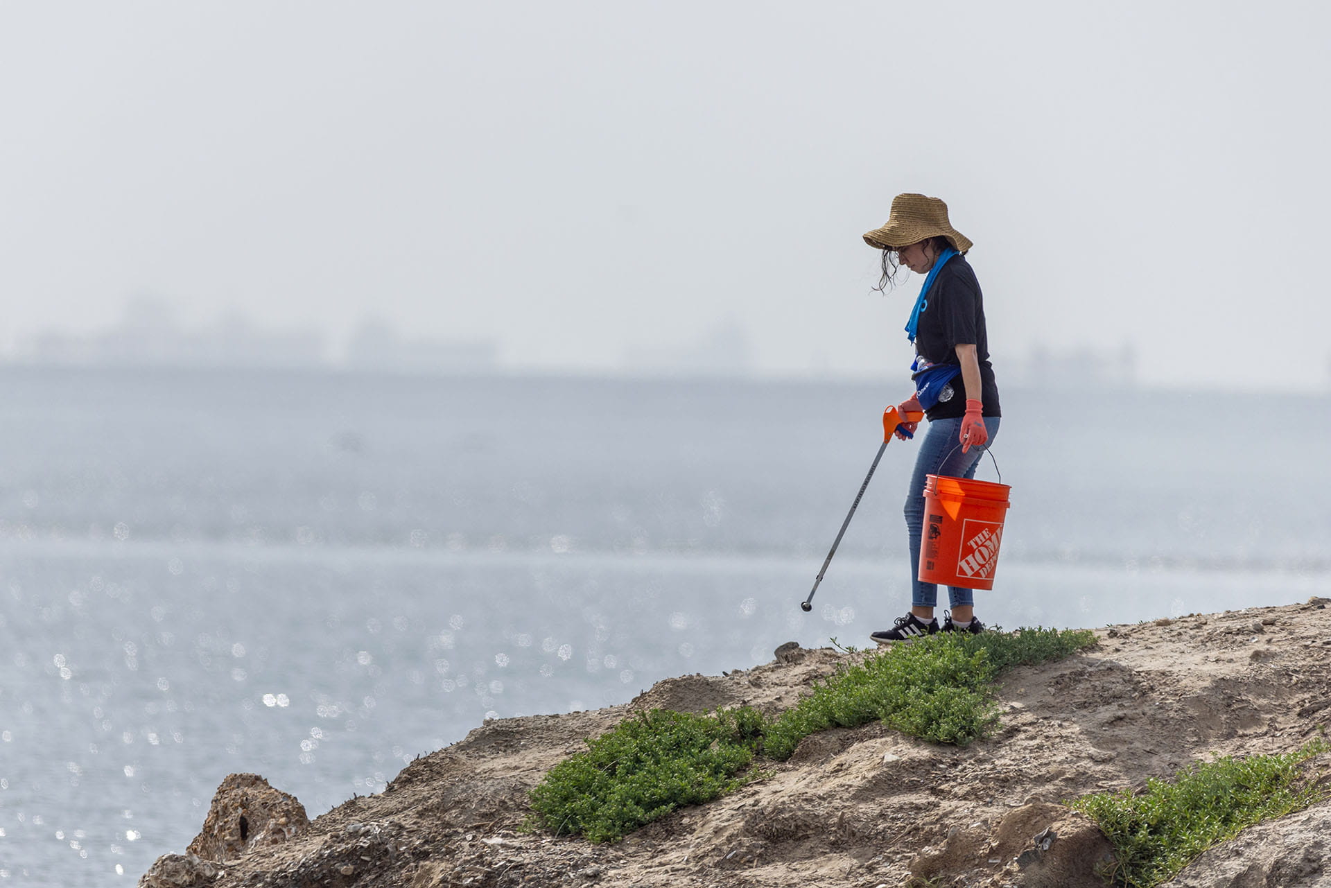 An Aramco employee participates in a Galveston Bay cleanup event.