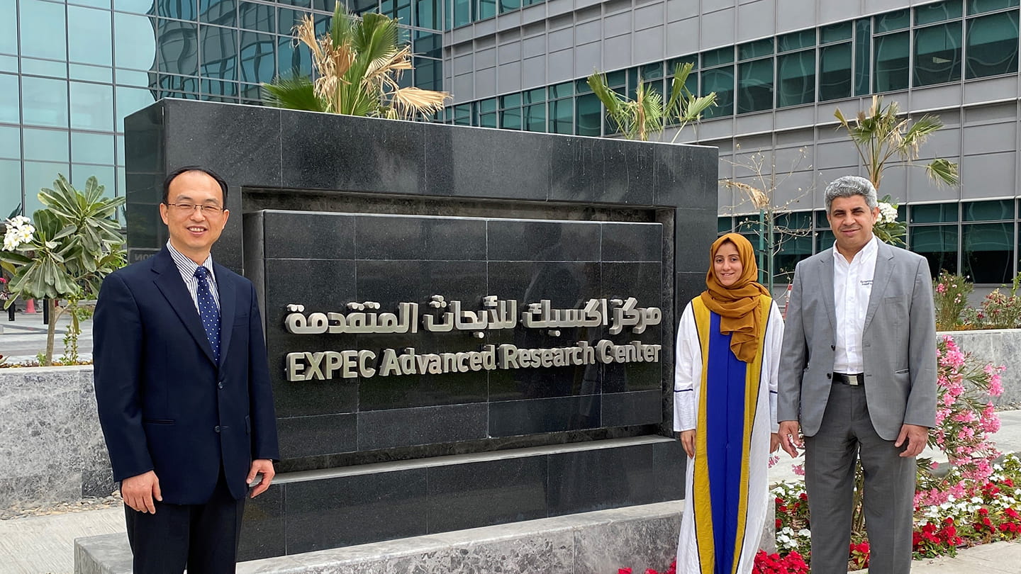 Gang Han, president, ARMA and petroleum engineering consultant, Aramco Americas Upstream visits EXPEC ARC and meets with a member of the new ARMA Future Leader Class for 2022, Marwa Sinan, petroleum engineer EXPEC ARC and Ashraf AlTahini, manager, EXPEC ARC.