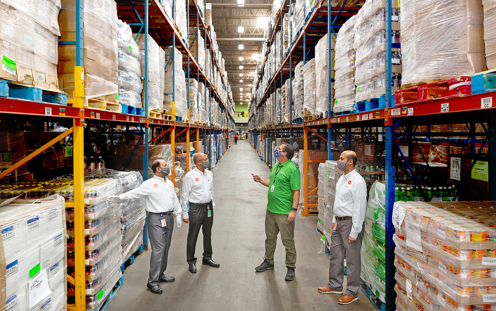 Aramco Americas executives visit the Houston Food Bank.